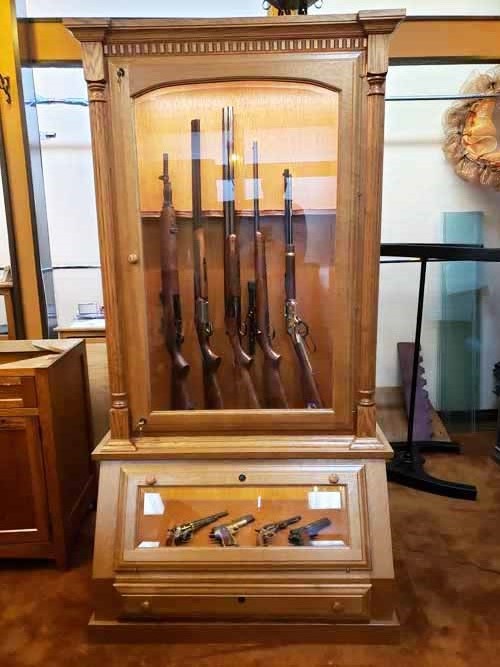 Amish Crafted 5 Gun case with Sloped Pistol Display